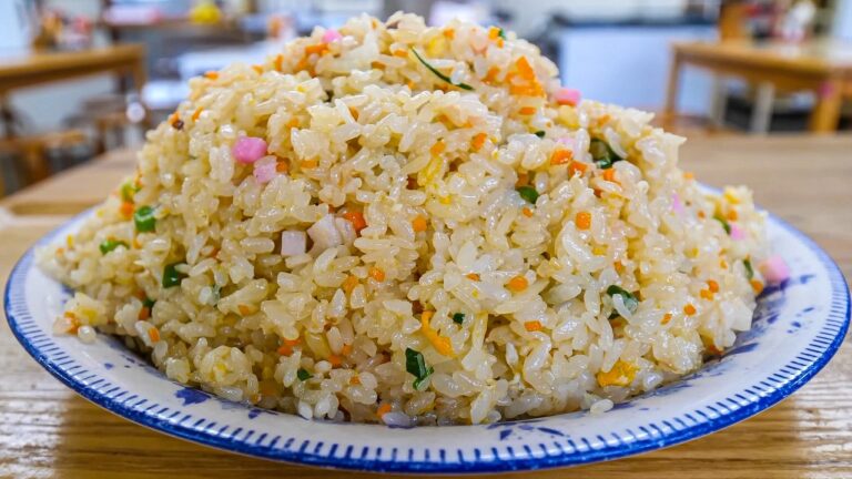 この盛りで８５０円！？１００％二度見してしまうデカ盛りチャーハン食堂が凄い