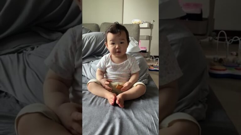 歯固めクッキーを食べているところにパパのそれっぽいアテレコ