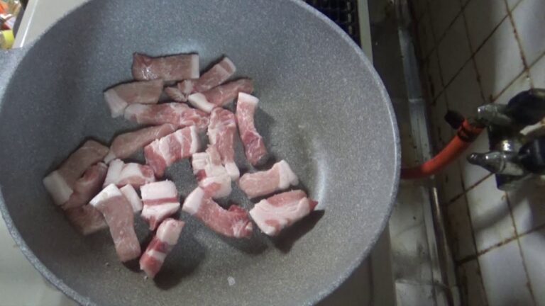 豚と汐サバに海塩振って焼きます☆