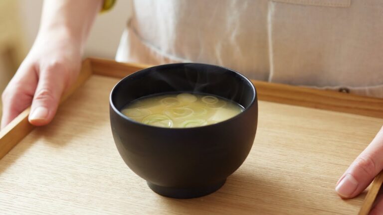【だしから作る味噌汁】失敗しない合わせだしの取り方！知らないと損する、基本の味噌汁の作り方！