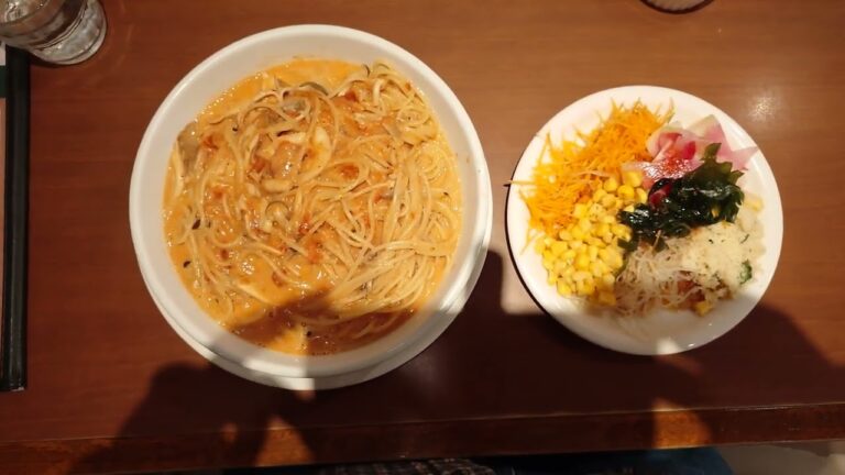 カプリチョーザで注文したきのことトマトクリームパスタとブュッフェのサラダ