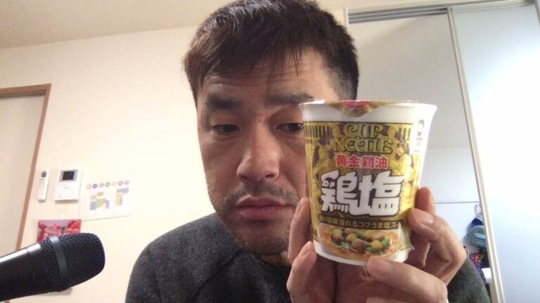 お昼ごはん　CUP NOODLE 黄金鶏油　鶏塩