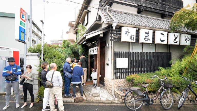 開店→即満席！最高５００杯を鮮やかに売りさばく名古屋の怪物エビ天味噌煮込みうどん屋