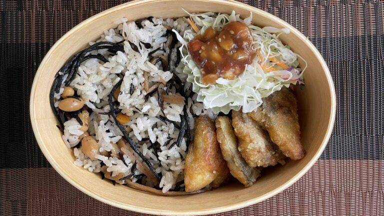 ひじきご飯、アジフライ、ミックスサラダの味噌ピー乗せ