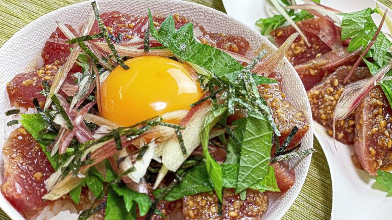 【ゴマカツオ丼】カツオの漬けを炊きたてごはんに乗せて卵黄と一緒にかきこむ【丼レシピ】【カツオレシピ】【ヘルシーレシピ】