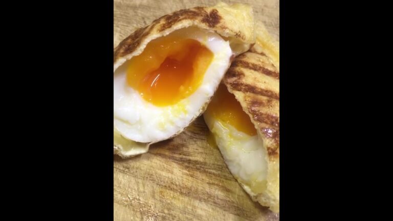 【ホットサンドメーカー】油揚げにチーズと半熟ゆでたまごを入れて焼く[Put Cheese and Soft-boiled Egg in ABURAAGE (Fried Tofu)] #Shorts