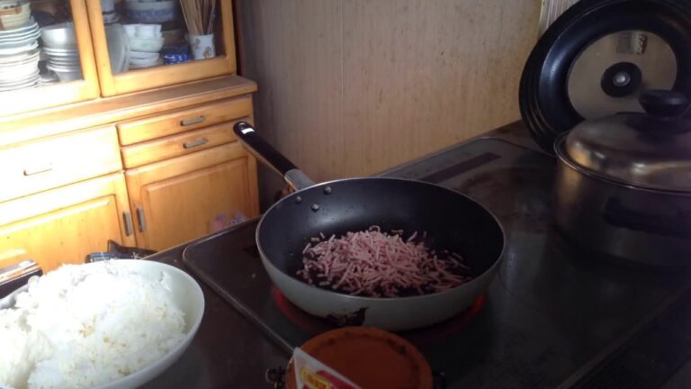 サバチャーハン 15分を３０倍速！！2017.3.16 家事は私が担ってるから、これからブリの照り焼きや肉じゃがなどアップしてこ〜♪ 早送り機能はメチャ面白いね( ´ ▽ ` )ﾉ 男の料理 早送り