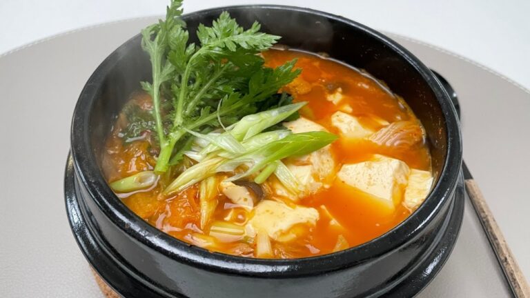 【簡単時短】５分で完成「ツナ缶とキムチで作るツナキムチチゲ」