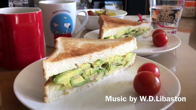 ハムとアボカドのサンドイッチ Sandwiches