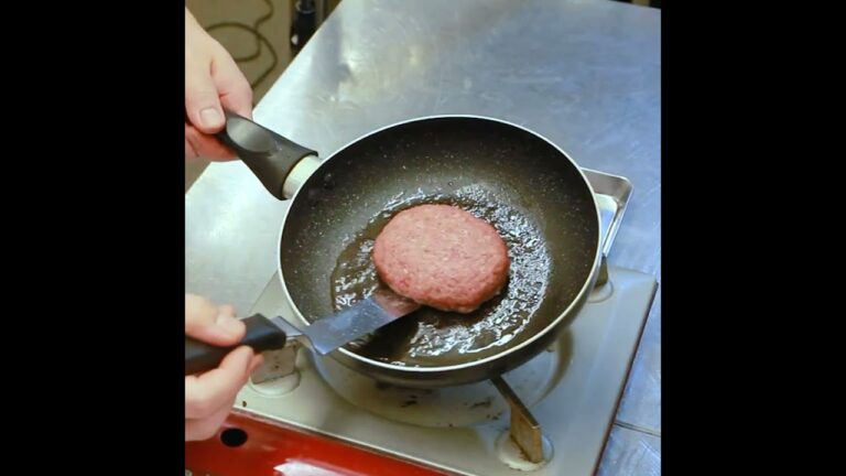 【定番料理をワンランクアップ】ミシュランシェフが教える「美味しいハンバーグ」の作り方