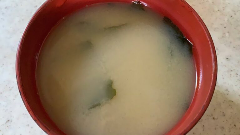 【簡単料理】わかめとじゃがいもの味噌汁を作る