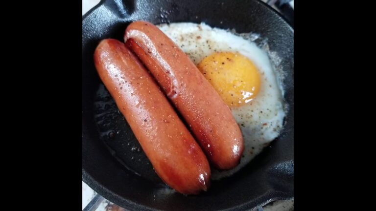 ソーセージとたまごをスキレットで焼いただけ