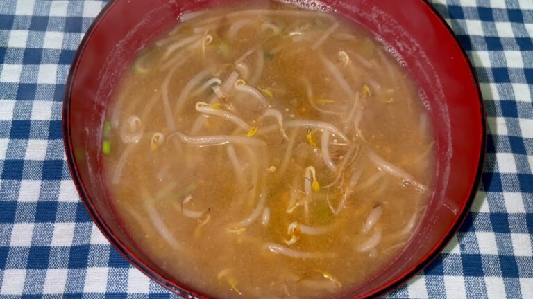 [貧乏飯]節約レシピ出汁取ったかつお節もそのまま使ってもやしの味噌汁作った！！