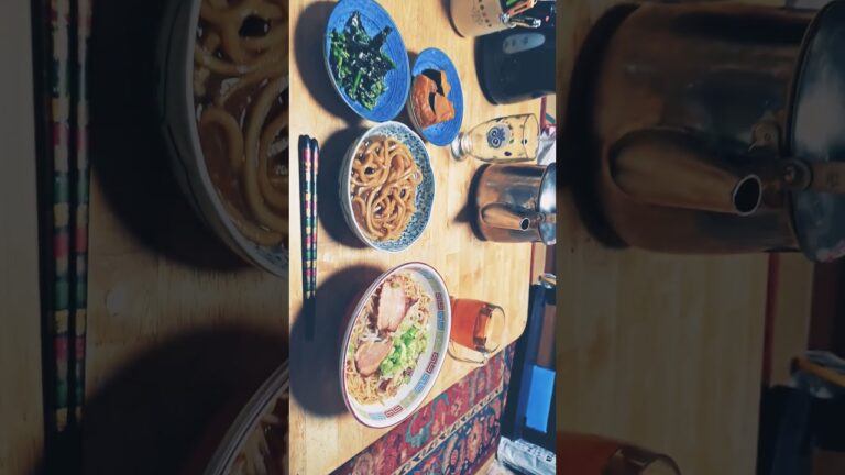 晩御飯は、マルちゃんのラーメンとすき焼きうどんとほうれん草のお浸しと南瓜の煮物ですね。とても美味しそうですね。