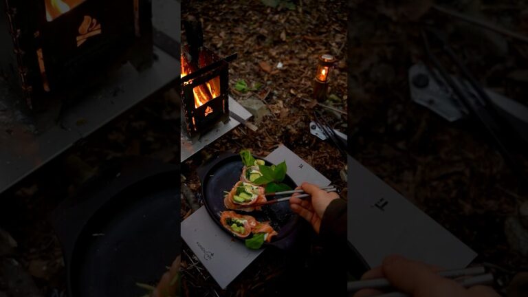 サーモンとクリームチーズのサラダ巻き#shorts #キャンプ飯 #サーモン #キャンプ #camp #bushcraft #outdoorcooking