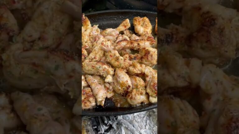 鉄板で鳥のせせりを焼く