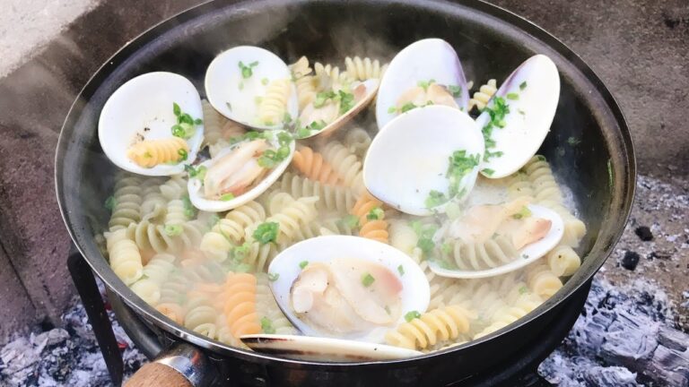 焚き火で作る大ハマグリのバター酒蒸しと〆のパスタが最高に美味すぎた‼