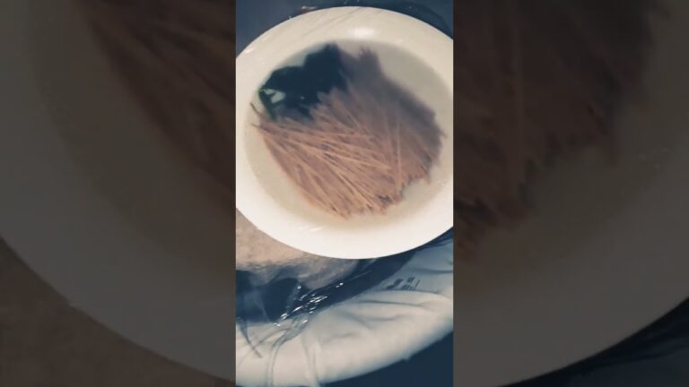 レンジで乾蕎麦。①乾蕎麦を2束位迄、折って器に入れる②熱湯を浸る迄入れる(そのままスープになる量)③ラップして、吹きこぼれないようレンジ。④余熱。⑤粉末だし等で味付、完成