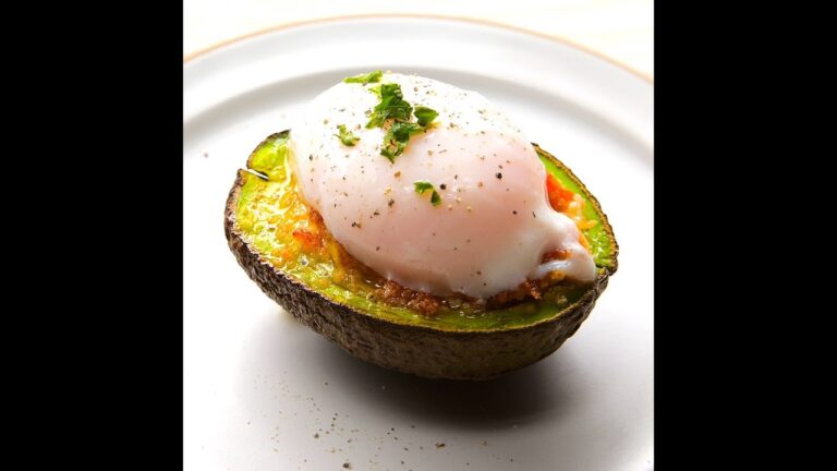 【最高傑作】アボカド好きはやってみて！チーズと温たまがトロットロ / Baked Avocado with Cheese #shorts