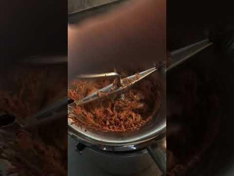 【デリーの濃厚海老カレー】えびエキスの抽出工程（えび頭 濾し）