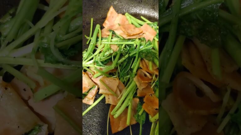 102✨ケール、ベーコン、豆苗で炒め✨豆腐残りは、アスパラガス、挽き肉解凍等と合わせてなんちゃってマーボー風に✨