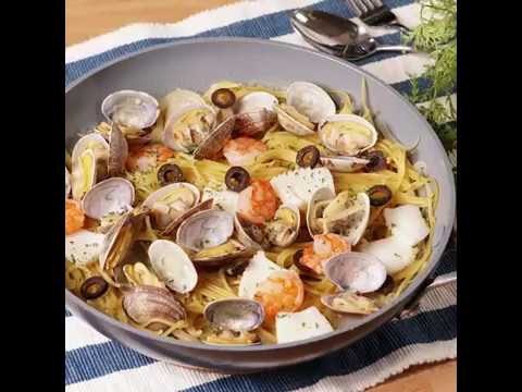 フライパンひとつで完成。そのまま食卓へ アサリが香る♪  シーフードパスタ ｜ moguna[モグナ]