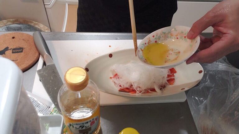 サーモンのカルパッチョ🐟～自宅にあまり見ないピンクの香辛料現る～