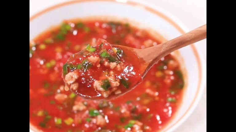 ニラと豚ひき肉のトマトスープ