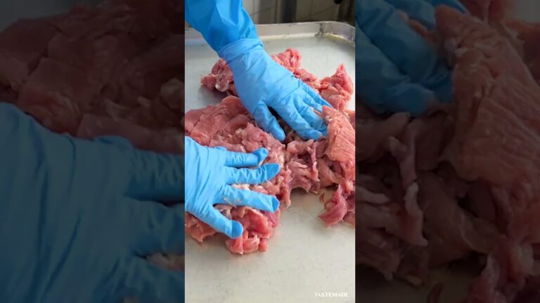 【学校給食👩‍🍳】約350人分の肉じゃがができるまで〜わかめご飯もあるよ〜 #shorts #給食 #肉じゃが