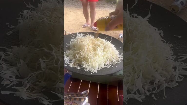 キャンプでキャベツカレー風味ホットドッグを作る🍛🌭#shorts