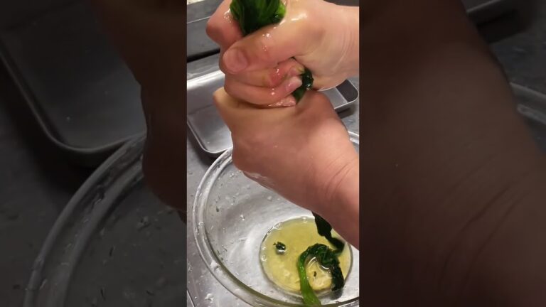 レーズン入りほうれん草の簡単白和え＊砂糖不使用！豆腐の水切ナシの、ラクラクレシピ💕詳しい レシピは説明欄に！#shorts  #レシピ動画  #あきさんレシピ