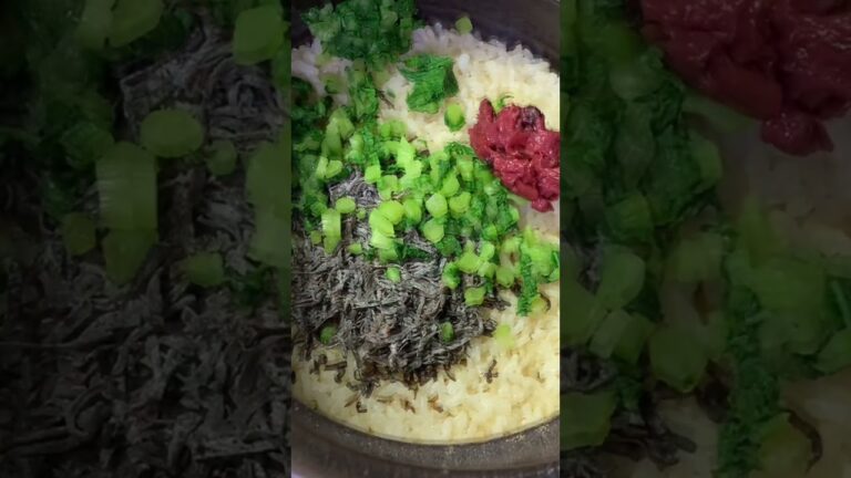 【旨いっ】季節の混ぜご飯。炊いたご飯に、塩ゆでした大根の葉、塩昆布、梅干し混ぜるだけ😳彩りキレイで、旨いっ😋オマケに栄養のバランスも満点😆