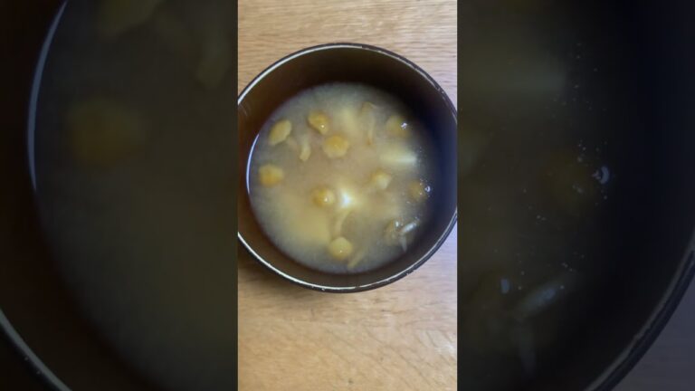 本日の味噌汁　＃なめこ　#キノコ　＃豆腐