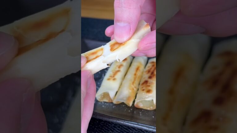 さけるチーズでビヨ〜ん！餃子の皮を巻いて作る簡単チーズスティック！おうち居酒屋！スナック感覚でパクパクいけるおつまみレシピです！簡単おつまみ料理で夫婦晩酌　#shorts