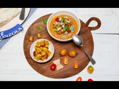 トマトのガスパチョ ポロポロに崩したゴルゴンゾーラ・ピカンテ、きゅうり、バジリコ、クルトン添え