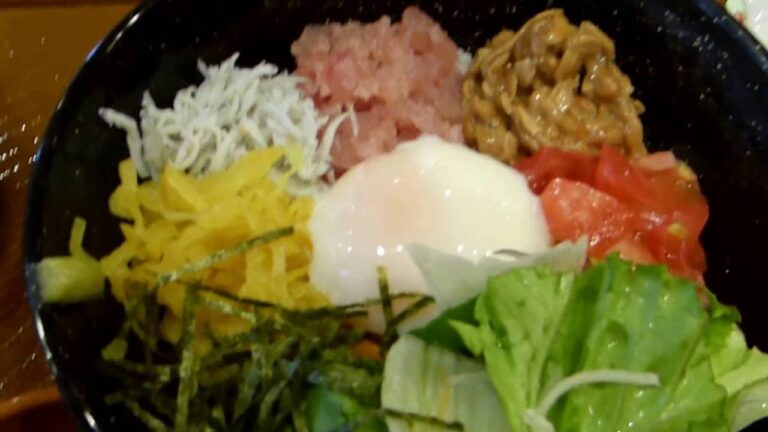ガスト まぐろと釜揚げしらすの彩り丼(味噌汁付き)