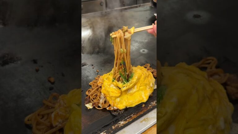 【神戸名物】牛すじとコンニャクを甘辛く煮込んだぼっかけ入りのオムそば #たもグルメ #japanesefood