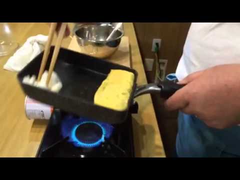 九条葱入りだし巻を巻く