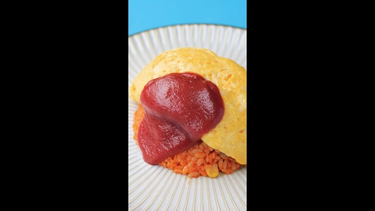 【卵1つとは思えない】ふわふわでボリュームのあるオムレツを作る裏技！/ One Egg Omurice #Shorts