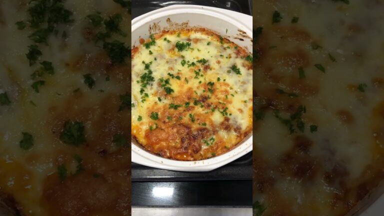 ラザニアではなく，ポテトにミートソースとチーズを乗せて焼いたもの。