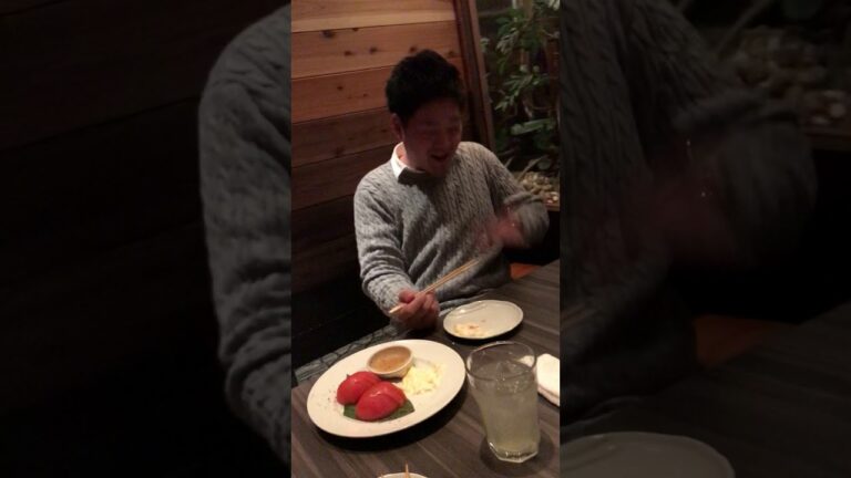 マヨネーズにトマトをつける男