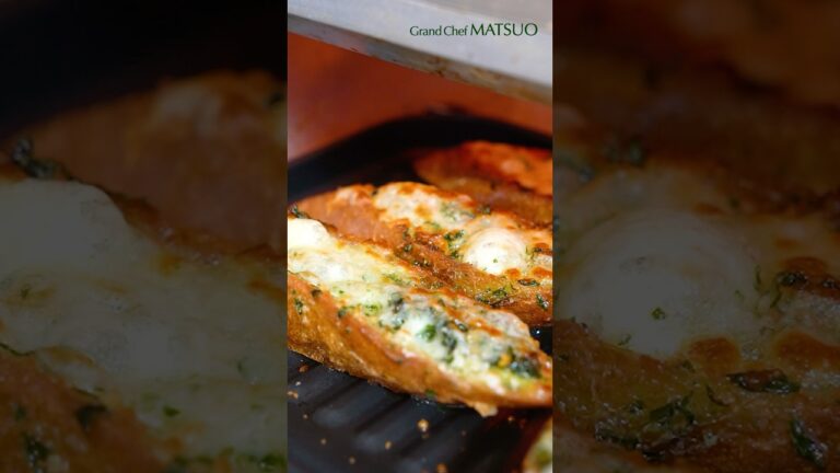 ガーリックチーズトースト〜にんにくとチーズの香ばしさとパセリの風味広がる食べ応え抜群の一品