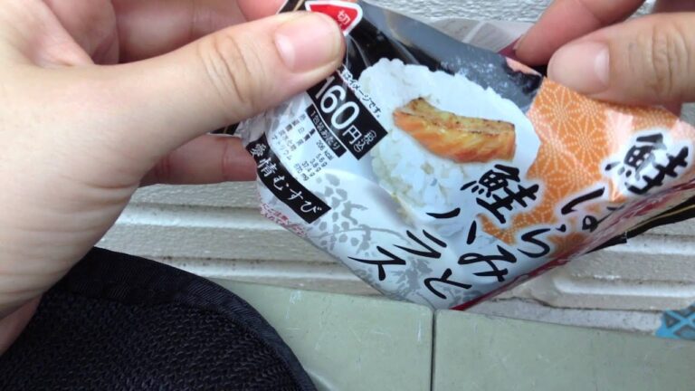 ファミリーマートおにぎり　鮭はらみと鮭ハラス　衝撃の具が2倍160円　Onigiri(Japanese Rice Balls)