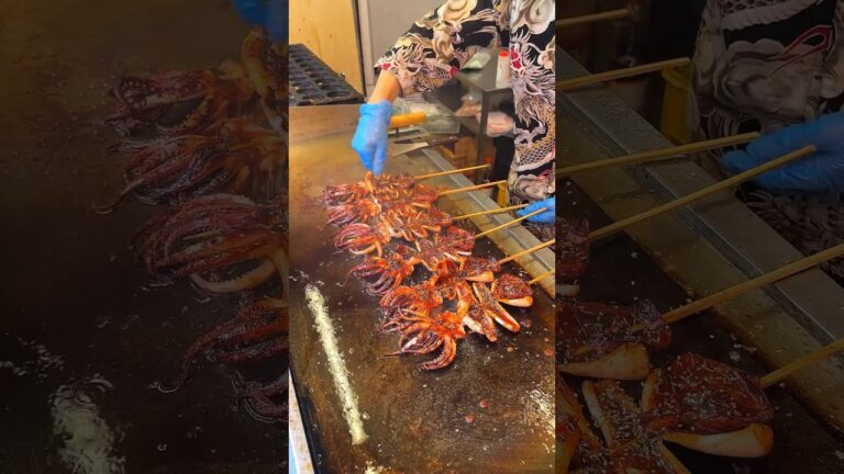 全長50cmの特大イカ焼き！秘伝のタレをかけて鉄板で焼き上げると香ばしさがたまらない【山賊海賊：上野】