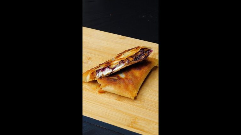 【簡単すぎっ】春巻きの皮でサクサクパイ / Crispy Blueberry Cream Cheese Pie with Spring Roll Wrappers #Shorts