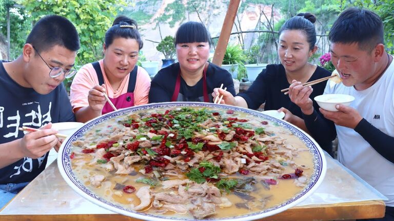 【陕北霞姐】妹妹买来两只鸡，霞姐分享鸡肉新吃法，配点酸菜，酸辣下饭，汤泡米饭更美！