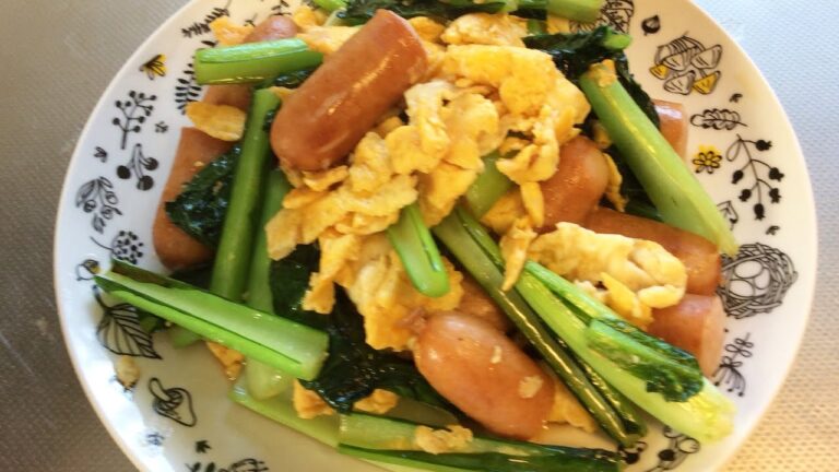 小松菜とソーセージの卵炒め