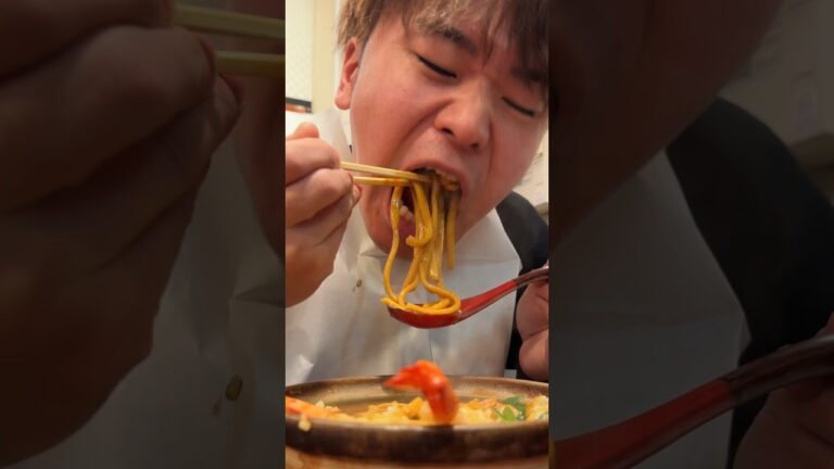 梅田地下街にある行列味噌煮込みうどんがほんまに美味い。