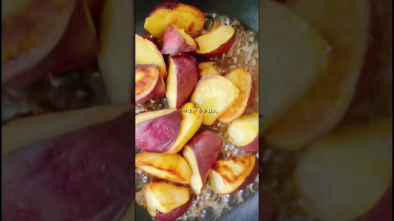 ヘルシー大学芋作りましょ❤️  材料はさつまいも300グラム、オリーブオイル大さじ3、はちみつ、水各大さじ2、醤油小さじ1、黒胡麻大さじ1  とっても簡単にできますよ〜　#大学芋 #お料理動画