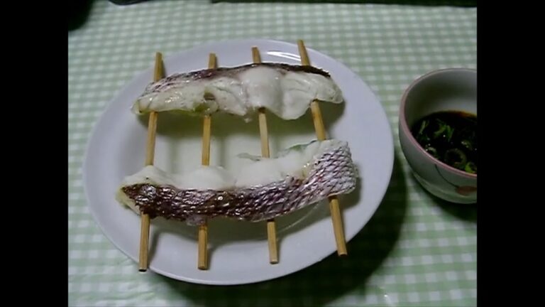 電子レンジで鯛の酒蒸しを蒸し損ねる（割り箸スノコのみ）